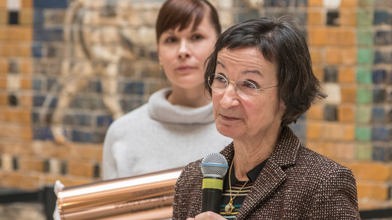 Frau spricht in Mikrofon (öffnet Vergrößerung des Bildes)