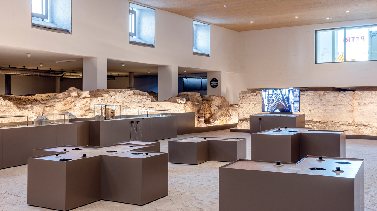 Grabungegeschoss im Haus PETRI Blick in ein Souterrain mit Glasvitrinen und offenen Mauerstücken