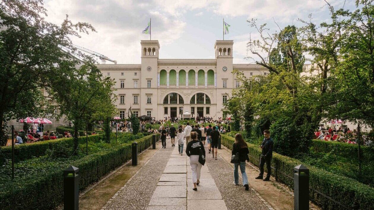 Hamburger Bahnhof Menschen auf dem Weg in die Ausstellung