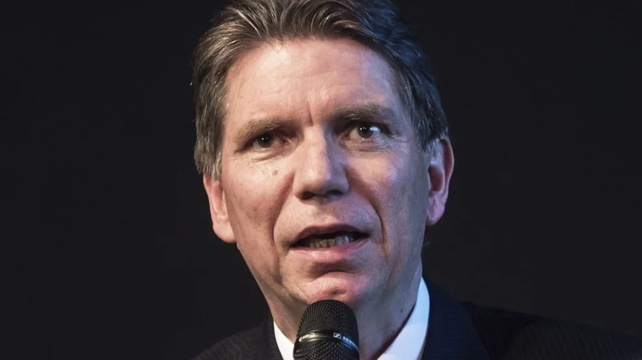 Mann spricht in Mikro