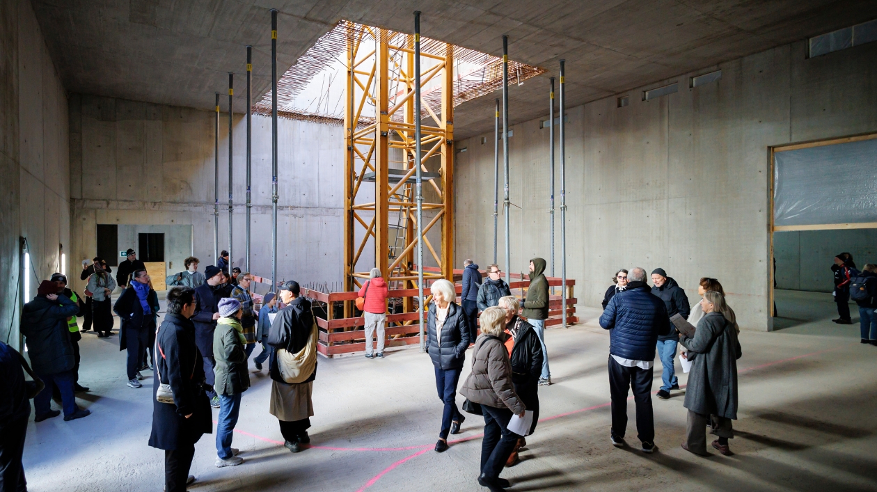 Besucher*innen berlin modern Besucher*innen in einer Baustelle