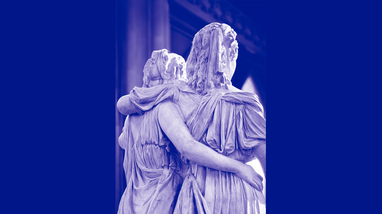 Prinzessinnengruppe Marmorskulptur: Zwei sich umarmende Frauen, blaugetöntes Bild