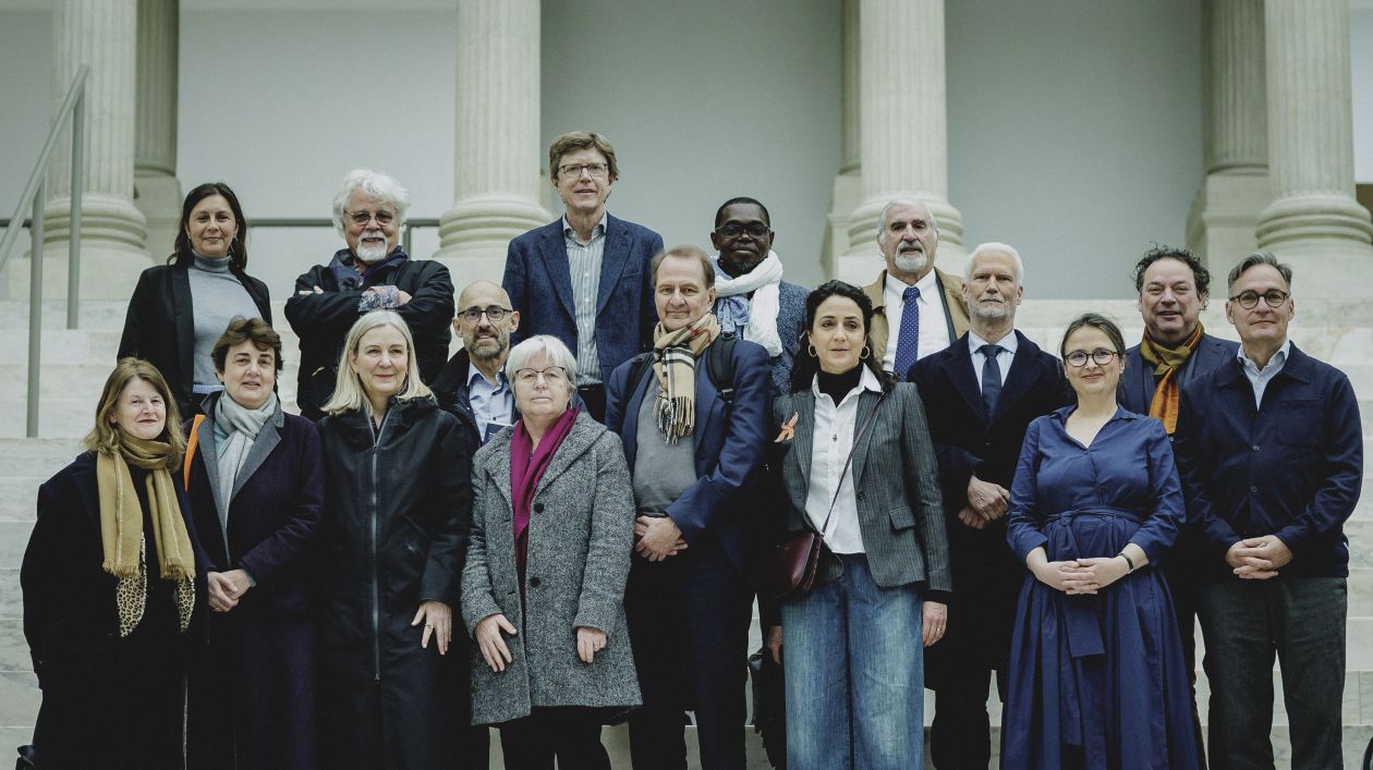 Mitglieder des SPK-Beirates in Berlin (v.l.n.r.): Barbara Plankensteiner, Patricia Rahemipour, Laurence des Cars, Michael Yagulanaas, Marion Ackermann, Martin Maischberger, Barbara Göbel, Engelbert Lütke Daldrup, Dirk Messner, Didier Houénoudé, Mirjam Zadoff, Richard Kurin, Klaus Biesenbach, Magdalena Saryusz-Wolska, Stefan Weber, Achim Bonte