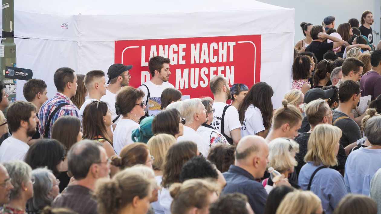 Credit: © SBesucherinnen und Besucher bei der Langen Nacht der Museen 2019 auf der Museumsinsel Berlin