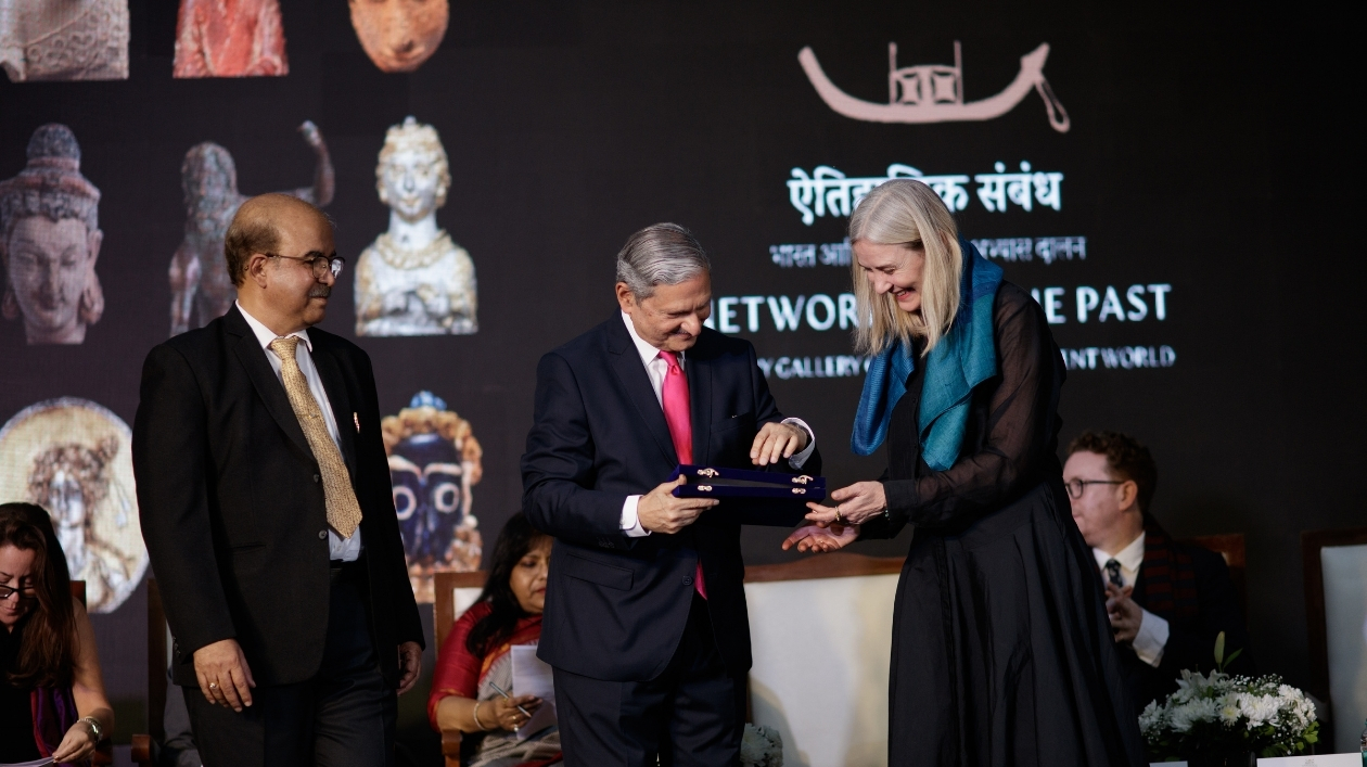 Drei Menschen auf einer Bühne