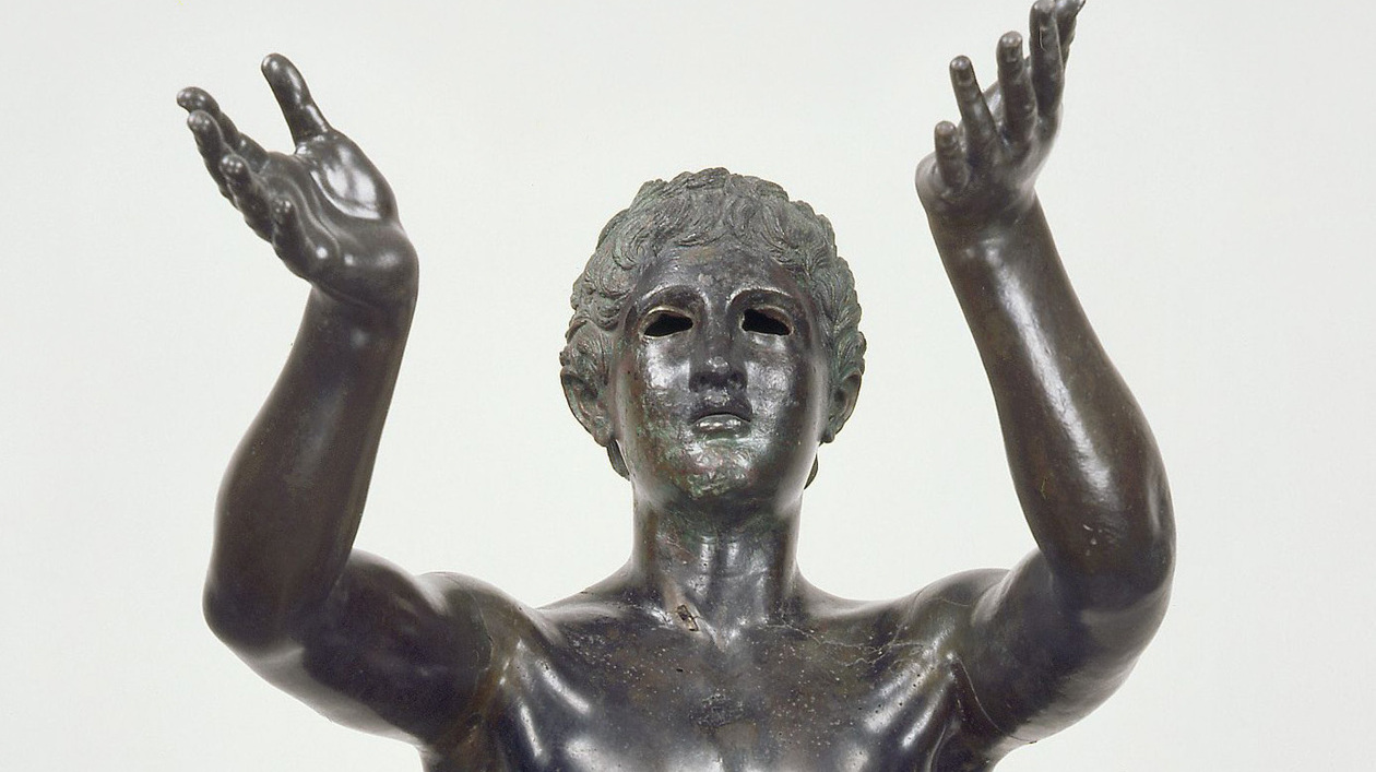 Bloomberg-Connects-Motiv des Alten Museums mit der Bronzestatue des Betenden Knaben und dem Schriftzug „Machen Sie mehr aus Ihrem Besuch“.