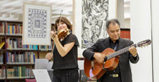 Ein Duo musiziert im Lesesaal des Ibero-Amerikanischen Instituts, im Hintergrund mexikanische Druckgrafiken