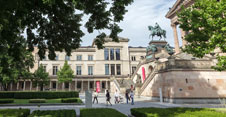 Kolonnadenhof vor der Alten Nationalgalerie und dem Neuen Museum auf der Museumsinsel Berlin