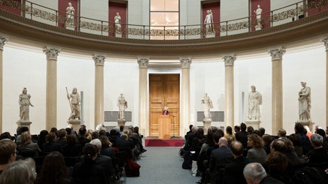 Zuhörer bei einem Vortrag in der Rotunde des Alten Museums