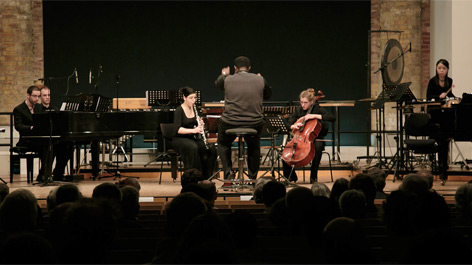 Preisträgerkonzert des Felix Mendelssohn Bartholdy Hochschulwettbewerbs Fünf Musikerinnen und Musiker und ein Dirigent auf einer Bühne