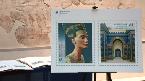 Präsentation der Sonderbriefmarken "Nofretete" und "Ischtar-Tor" Abbildung der Sonderbriefmarken "Nofretete" und "Ischtar-Tor"
