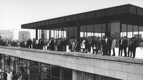 Historische Fotografie der Eröffnung der Neuen Nationalgalerie am 15. September 1968 Historische Fotografie der Eröffnung der Neuen Nationalgalerie am 15. September 1968