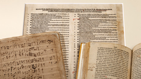 Bach-Autograph der h-Moll Messe, Luther-Bibel und die 95 Ablassthesen des Reformators Bach-Autograph der h-Moll Messe, Luther-Bibel und die 95 Ablassthesen des Reformators