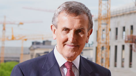 Neil MacGregor vor der Baustelle des Humboldt Forum 2015 Neil MacGregor vor der Baustelle des Humboldt Forum 2015