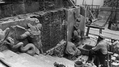 Wiederaufbau des Pergamonaltars Historische Aufnahme des Wiederaufbaus des Pergamonaltars im Pergamonmuseum