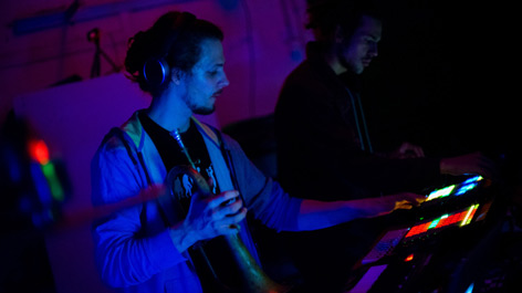 Aufführung Free Soundtravelers bei D-Bü Aufführung #free_Soundtravelers bei D-bü