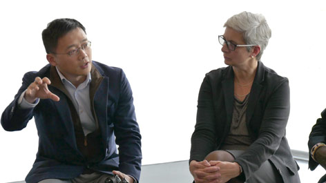 Wei Hu, chinesischer Kunsthistoriker und Mitglied des Internationalen Expertenteams des Humboldt Forums, und Dr. Manuela Fischer, Kuratorin am Ethnologischen Museum und Kustodin der Sammlung Südamerika bei den Staatlichen Museen zu Berlin.