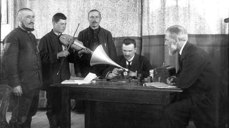 Phonographische Kommission: Stumpf und Schünemann bei Tonaufnahme mit tartarischen Musikern © Staatliche Museen zu Berlin, Ethnologisches Museum Phonographische Kommission: Stumpf und Schünemann bei Tonaufnahme mit tartarischen Musikern
