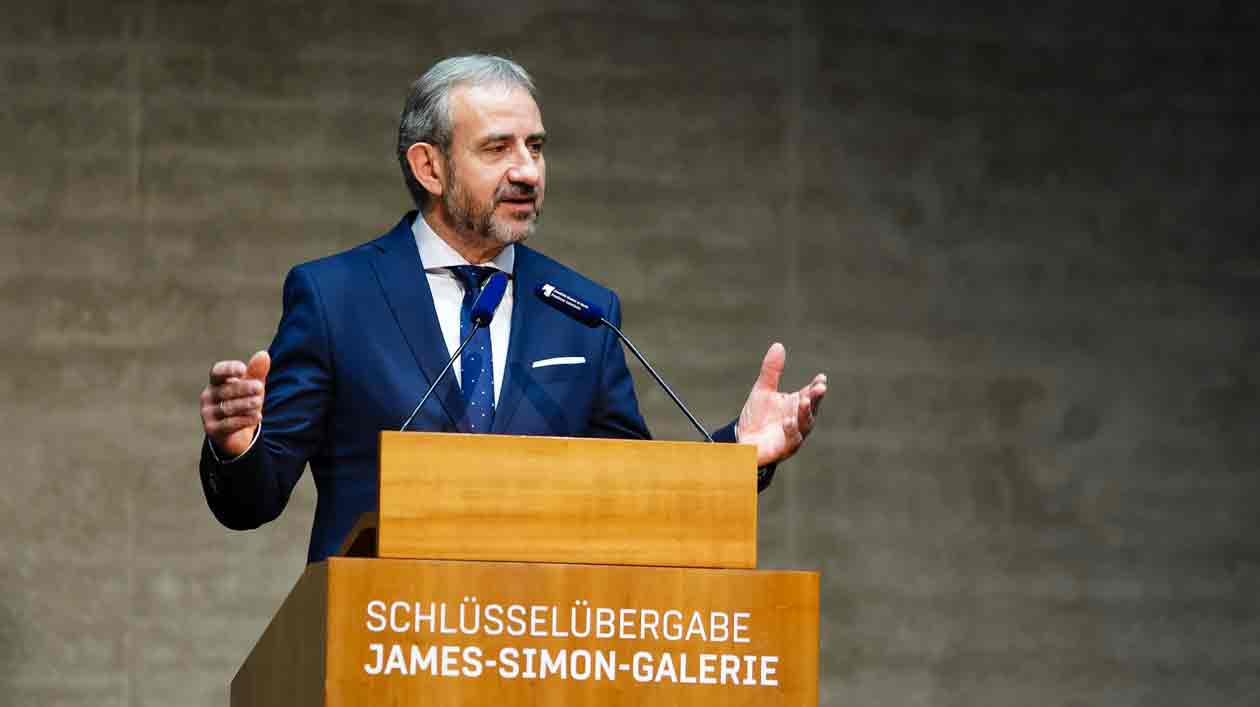Hermann Parzinger bei der Schlüsselübergabe in der James-Simon-Galerie