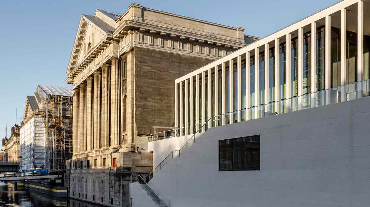 Das Pergamonmuseum – rechts schließt sich direkt die James-Simon-Galerie an Das Pergamonmuseum – rechts schließt sich direkt die James-Simon-Galerie an