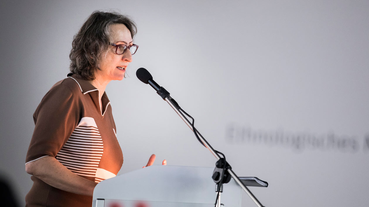 Dr. Larissa Förster Larissa Förster hält einen Vortrag