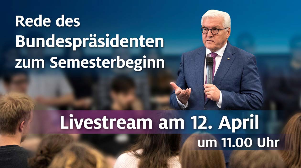 Rede Bundespräsident Banner zur Veranstaltung, ein Mann spricht zu einem Publikum