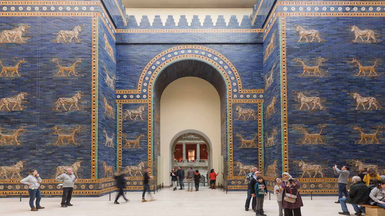 Buntes, antikes Markttor im Museum