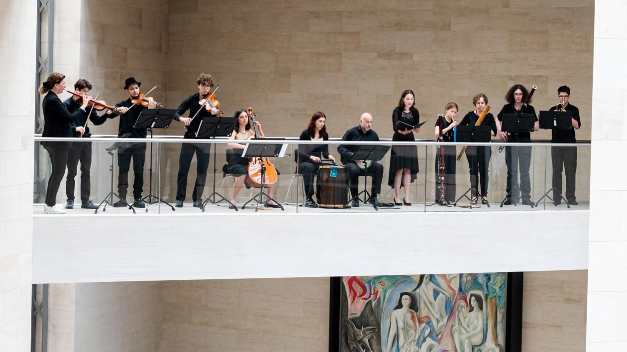 Jugendensemble Alte Musik (JAM) Musizierende auf einer Empore im Museum