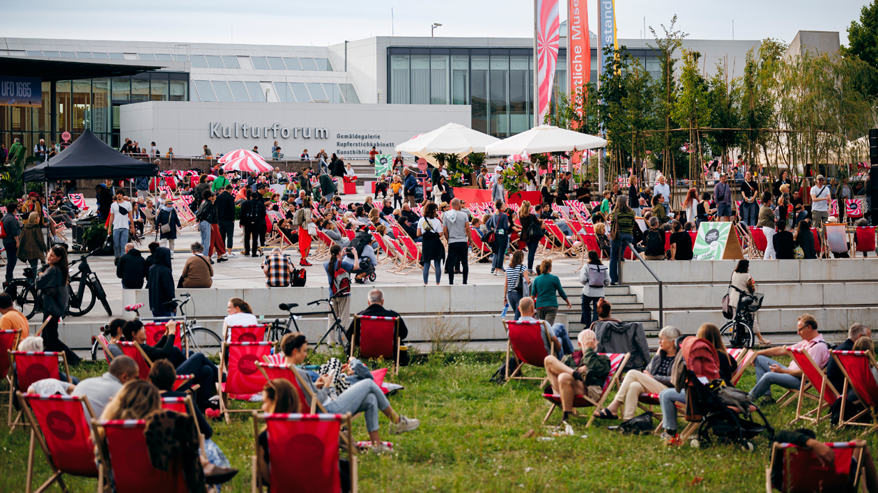 Tag im Grünen 2023 Personen in Liegestühlen vor Museum