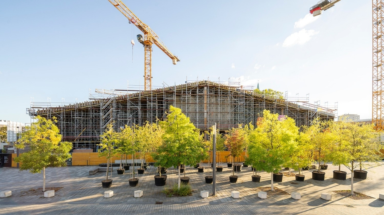 Baustelle eines großen Gebäudes mit Kränen