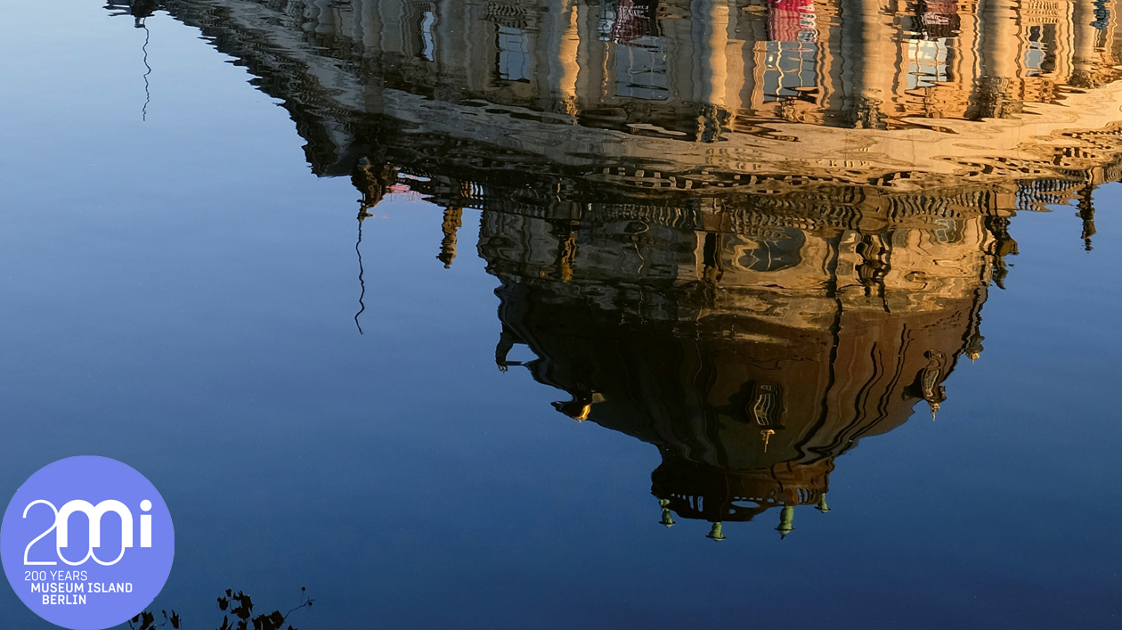 Feiern Sie mit uns 200 Jahre Museumsinsel Berlin Bild zeigt die Spiegelung des Bode-Museums im Wasser der Spree