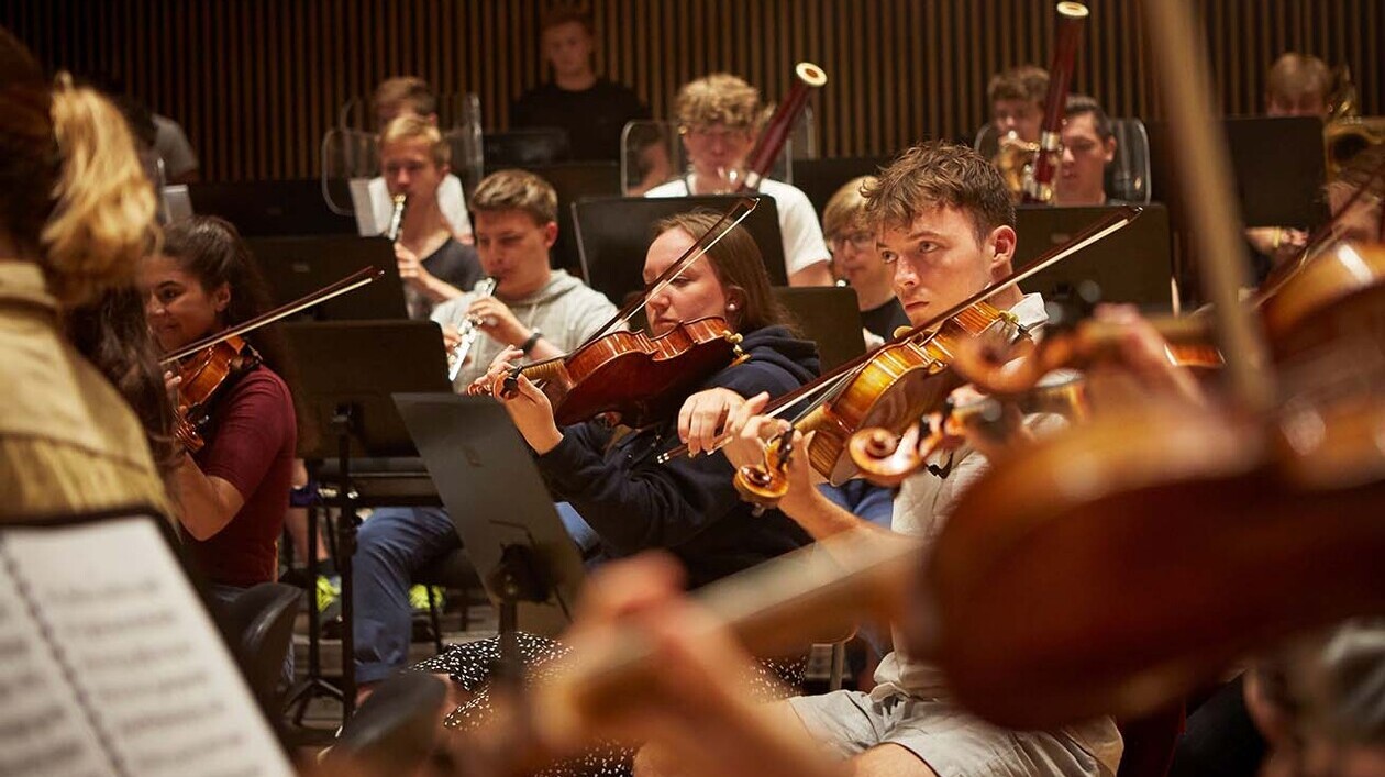 Federal Youth Orchestra at the Tauber Philharmonie Musicians from the Federal Youth Orchestra perform together on a concert stage.