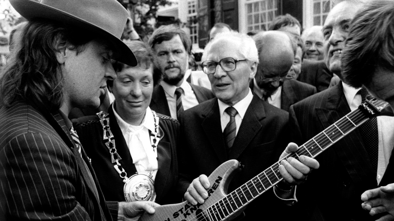 Udo Lindenberg überreicht Erich Honecker eine E-Gitarre
