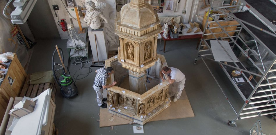 Probeaufbau des Gipsmodells des Taufbeckens von Siena in der Modellhalle der Gipsformerei